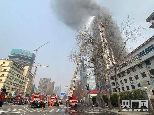 ไฟไหม้ชั้นฉนวนของผนังด้านนอกของอาคาร Zhongxin ในฉือเจียจวง มณฑลเหอเป่ย ดับแล้ว และไม่มีผู้ได้รับบาดเจ็บ