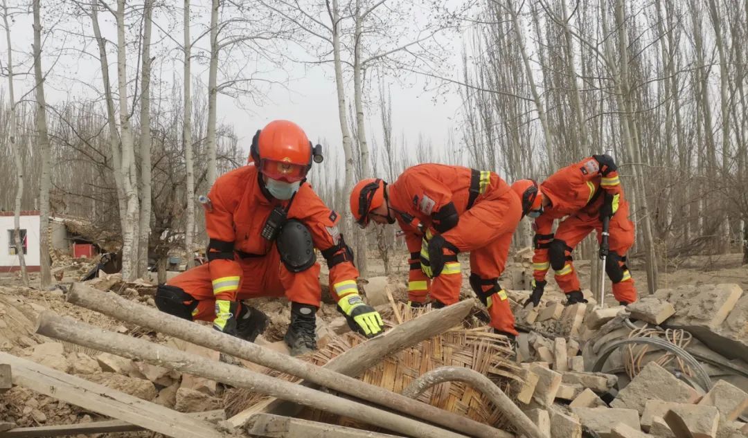 Brigada de Bomberos Forestales de Xinjiang realizó capacitación profesional para moderar habilidades de rescate de emergencia