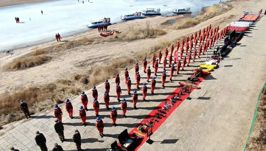 The Forest fire brigade of Inner Mongolia Autonomous Region takes part in a joint rescue drill for Yellow River flood prevention
