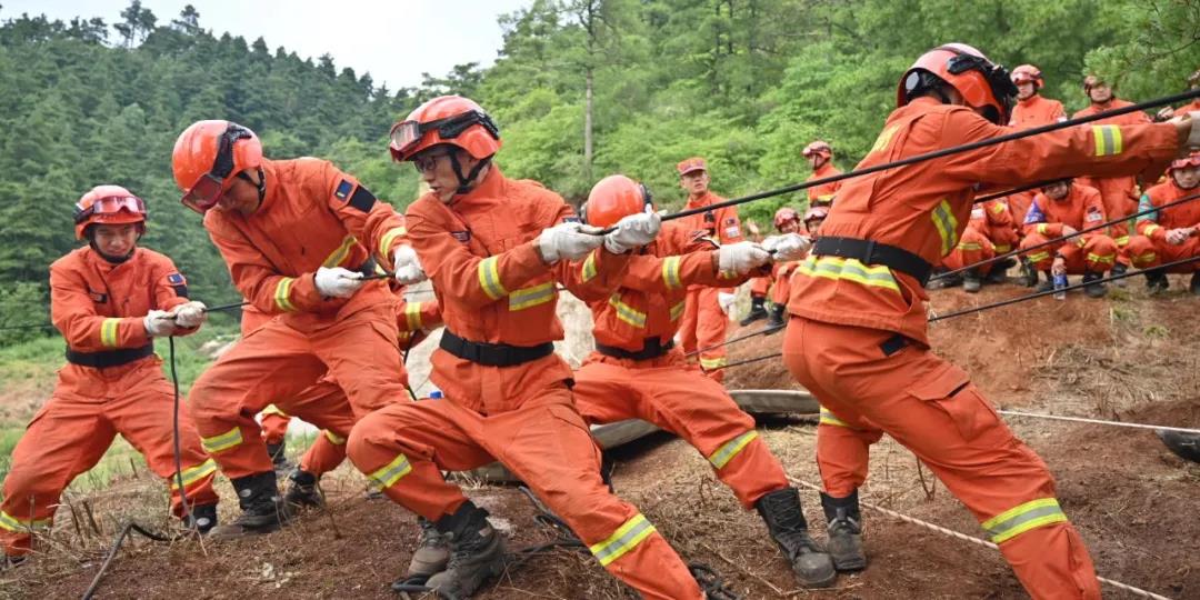Ko te Peka o Kunming o Yunnan Forest Fire Brigade i whakahaere he whakangungu mara mo te 12 ra